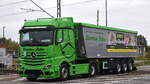 Transportunternehmen & Baustoffe Carsten John GmbH mit einem farbenfrohen Sattelkipper mit MB ACTROS L 1853 Zugmaschine am 01.10.25 Hhe Bahnbergang Rodleben.