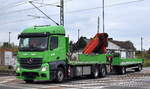 Mall GmbH (Umweltsysteme) mit einem Transport-LKW MB ACTROS 2543 mit Heckhydraulikkran (PALFINGER PK 42002.SH) + Hnger am 01.10.25 Hhe Bahnbergang Rodleben.