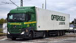 Offergeld Logistik Hannover GmbH mit einem Sattelzug mit MB ACTROS 1845 Zugmaschine am 01.10.25 Hhe Bahnbergang Rodleben.