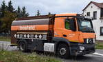 Baufeld Oel GmbH mit einem MB ACTROS 1835 Tanklaster am 01.10.25 Hhe Bahnbergang Rodleben.