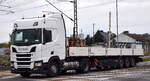 Ein deutscher Sattelzug (Baustofftransporte, leer) mit SCANIA R 410 Zugmaschine am 01.10.25 Hhe Bahnbergang Rodleben.