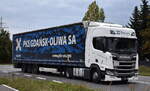 PKS Gdańsk-Oliwa SA (Polen) mit einem Sattelzug mit SCANIA R 450 Zugmaschine am 01.10.25 Hhe Bahnbergang Rodleben.