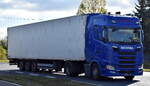 Assmann (Transport) Logistik GmbH mit einem Sattelzug mit neuerer SCANIA SUPER 560 S Zugmaschine am 13.10.25 Hhe Bahnbergang Rodleben.