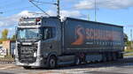 Schallenberg Transport GmbH mit einem optisch tollen Sattelzug mit neuerer SCANIA SUPER 500 S Zugmaschine am 13.10.25 Hhe Bahnbergang Rodleben.