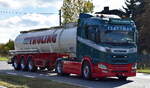 Spedition Thling & Dring mit einem Tank-Sattelzug mit SCANIA 460 R Zugmaschine am 13.10.25 Hhe Bahnbergang Rodleben.