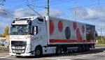 Hermos bvba (Transport-Spedition aus Belgien) mit einem Sattelzug mit neuerer VOLVO FH 500 I-SAVE Zugmaschine am 13.10.25 Hhe Bahnbergang Rodleben.