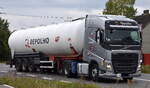 Grupo Repolho (Spedition aus Portugal) mit einem Tank-Sattelzug mit VOLVO FH 420 EURO6 Zugmaschine am 01.10.25 Hhe Bahnbergang Rodleben.