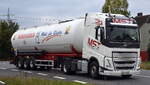 MST GmbH im Auftrag der Magdeburger Mhlenwerke GmbH (Brdegold) mit einem Silo-Sattelzug fr Mehltransporte mit VOLVO FH Zugmaschine am 01.10.25 Hhe Bahnbergang Rodleben.