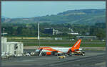 Fluggste steigen am 08.05.2025 in die A319-111 G-EZFT von EasyJet ein