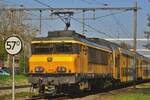 Vom hinter der Bahnbergang wurde am 23 April 2015 NS 1748 mit DD-AR fotografiert.