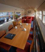 Innenraum/Interieur des Salonwagen Knigin Beatrix Sr 10, NL-NS 61 84 89-70 003-8, vom kniglichen Zug „Koninklijke Trein“ (Hofzug) am 24.