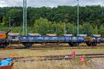 Zweiachsiger Flachwagen (Niederbordwagen) fr Schotter und Sand, 43 84 3228 161-6 NL-RP, der NS Gattung Klmos 702, der Vermietungsfirma Railpro (voestalpine Railpro BV), am 24 August 2025