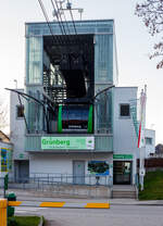 Die Talstation und eine Gondel der Luftseilbahn / Bergbahn Grnberg (Grnbergseilbahn) in Gmunden am Traunsee (Obersterreich) am 03.