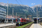 Beim Halt in Innsbruck Hbf werden die Scheiben der 1116 226 gereinigt (02.07.2025)