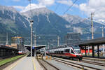 Innsbruck am 02.07.2025: Ein 4024 fhrt als S3 nach Brennero, whrend zwei Desiro ML und ein Westbahn KISS am Bahnsteig stehen