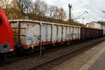 Der vierachsige offene Drehgestell-Hochbordwagen (offener Wagen in Regelbauart), 31 81 5380 353-7 A-RCW der Gattung Eanos der Rail Cargo Austria (zur BB) im Zugverband bei einer Zugdurchfahrt am 16