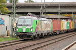 BR 6193 692-1 D-SRA ( Wood Works ) mit einem Containerzug bei der Durchfahrt HH-Harburg Richtung Maschen/Buchholz.