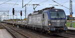  PKP CARGO S.A., Warszawa [PL] mit ihrer Vectron  EU46-504  [NVR-Nummer: 91 51 5370 016-5 PL-PKPC] und einem Ganzzug BLG Nutzfahrzeug-Transportwagen (leer) am 04.11.25 Hhe Bahnhof Rodleben.