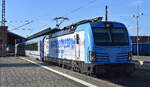 PKP Intercity spłka z o.o., Warszawa [PL] mit der geleasten polnischen Cargunit Vectron  5370 074-4 , Name:  JEREWMI  [NVR-Nummer: 91 51 5370 074-4 PL-ID] und dem EC nach Krakau am 26.08.25