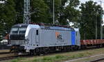HSL Logistik GmbH, Hamburg [D] mit der geleasten Railpool Vectron  6193 180  [NVR-Nummer: 91 80 6193 180-7 D-Rpool] und einem Ganzzug Drehgestell-Flachwagen (leer) am 30.07.25 Hhe Bahnhof