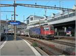 Die SBB Re 6/6 11622 (Re 620 022-4)  Suhr  wartet in Lausanne mit einem Gterzug auf die Weiterfahrt in Richtung Wallis.