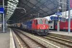 Die SBB Re 6/6 11674 (Re 620 074-5) wartet mit ihrem  Spaghetti  Zug in Lausanne auf die Abfahrt.