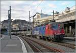 Die SBB Re 6/6  11619 (Re 620 019-0) wartet mit zahlreichen Fans-u Wagen in Lausanne auf die Weiterfahrt.