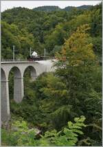 Les chemin de fer disparus - Die verschwundenen Bahnen (Zell - Todtnau 1889 1967) - Auf dem Baye de Clarens Viadukt lsst die SEG G 2x 2/2 105 der Blonay - Chamby Bahn mchtig dampf ab   