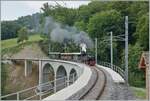 Die SEG G 2x 2/2 105 der Blonay Chamby Bahn berquert mit ihrem Dampfzug den neu restaurierten Baye de Clarens Viadukt bei Vers-Chez Robert.