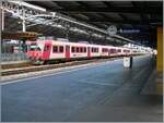 In Lausanne wartet die S 40 24633 bestehend aus zwei SBB Domino Zgen auf die Abfahrt nach Palieux, wobei unschwer zu erkennen ist, dass der fhrend Domino aus den ex Travys ABt NPZ DO