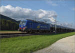 Re 475 901 der WRS mit einem Kesselwagenzug bei Neumatten, Oberbuchsiten.