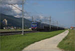Re 475 901 der WRS mit einem Kesselwagenzug bei Neumatten, Oberbuchsiten.