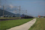 Re 475 901 der WRS mit einem Kesselwagenzug bei Neumatten, Oberbuchsiten.