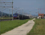 Re 475 901 der WRS mit einem Kesselwagenzug bei Neumatten, Oberbuchsiten.