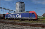 Re 484 014 mit ChemOil-Werbung in Pratteln.