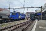 Whrend die WRS Re 4/4 III Re 430 115 mit ihrem Kesselwagenzug in Lausanne in Richtung Renens VD fhrt, wartet die SBB Historique Ae 4/7 10976 mit ihrem SBB Schulzug auf die Weiterfahrt.