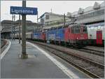 Der EWLV Gterzug Zug von Lausanne (Triage) nach Zrich (RBL) via Brig und Kandersteg ist  mit den beiden Re 6/6 11622 (Re 620 022-4)  Suhr  an der Spitze und dahinter mit der Re 6/6