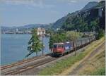 Die SBB Re 4/4 II 11288 (Re 420 288-3) ist kurz vor Villeneuve mit einem recht langen Gterzug auf dem Weg in Richtung Wallis.