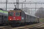 Ex-SBB Cargo, heute in Dienst von SSG: 421 374 steht am Sylvester 2024 samt deren Sonderzug in Payerne und wird vom ofenbarer Stelle fotografiert.