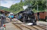 Kaum in Chaulin angekommen, wird die HG 3/4 N 3 der Blonay Chamby Bahn abgekuppelt und dampft in der Folge in die Lokversorgung.