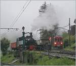 Bei interessantem Wetter verlsst der RhB Bernina Bahn Abe 4/4 I 35 der Blonay-Chamby Bahn Chaulin whrend links im Bild die G 2x 2/2 105 fr die nchste Dampffahrt vorbereitet