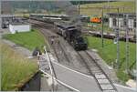 Mit einem Dampfzug der  Emmentalbahn  verlsst die E 3/3 853 (UIC 90 85 0008 573-3) den Bahnhof von Sumiswald-Grnen mit dem Ziel Wasen im Emmental.