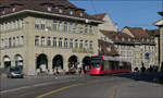 Mit Peter unterwegs in Bern -     Combino Classic 652 der Linie 8 nach Saali an der Haltestelle Zytglogge am Casinoplatz.