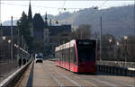 Mit Peter unterwegs durch Bern -     Der Combino Classic 652 hat seine Fahrt fortgesetzt und befindet sich jetzt auf der Kirchfeldbrcke und fhrt direkt auf das Bernische Historische Museum