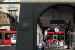 Mit Peter unterwegs in Bern -     Ein Bild zum Weiterdenken: Hinter den Arkaden am Casinoplatz fhrt ein Tramlink vom Casionplatz in den diagonal versetzten Theaterplatz ein.