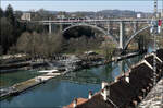 Mit Peter unterwegs in Bern -     Ein Combino Tram berquert die Kirchfeldbrcke, die sich in der Aare spiegelt.