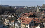 Mit Peter unterwegs durch Bern -     Hoch ber dem Aaretal fhrt eine Tramlink der Linie 6 ber die Kirchfeldbrcke.