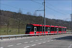 Mit Peter unterwegs durch Bern -     Stadler Tramlink 218 auf der Linie 6 nach Fischermtteli auf eingleisiger Strecke in Gmligen zwischen den Haltestellen Hofgut und Siloah.