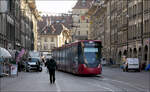 Unterwegs mit Peter in Bern -     Tramlink 925 auf der Linie 6 in der Spitalgasse kurz vor der Haltestelle Bern Bahnhof.