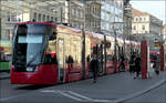 Mit Peter unterwegs in Bern -     Tramlink 925 der Linie 6 nach Fischermlleli an der Haltestelle Bern Bahnhof.